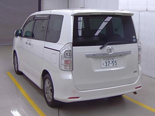 TOYOTA VOXY 2011
