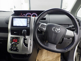 TOYOTA VOXY 2011