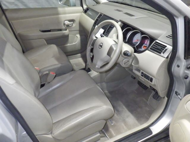 NISSAN TIIDA 2010