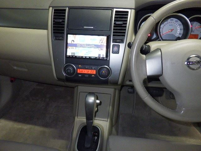 NISSAN TIIDA 2010