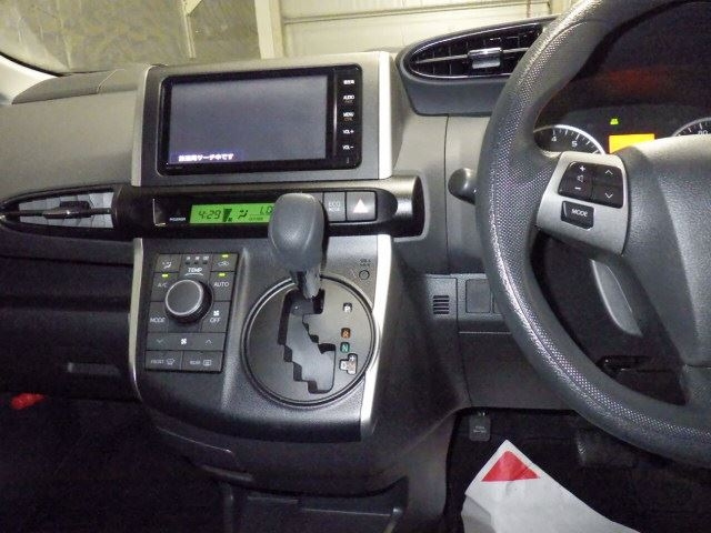 TOYOTA WISH 2015