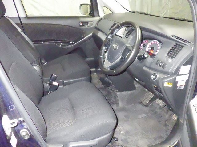 TOYOTA ISIS 2013