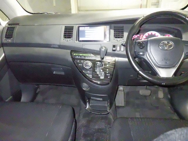 TOYOTA ISIS 2013