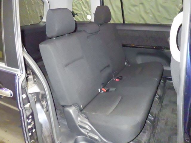 TOYOTA ISIS 2013