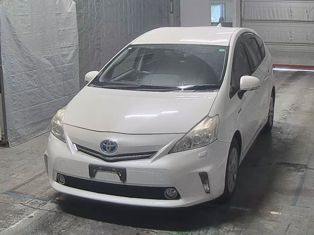 TOYOTA PRIUS ALPHA 2013