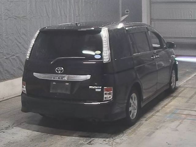 TOYOTA ISIS 2011