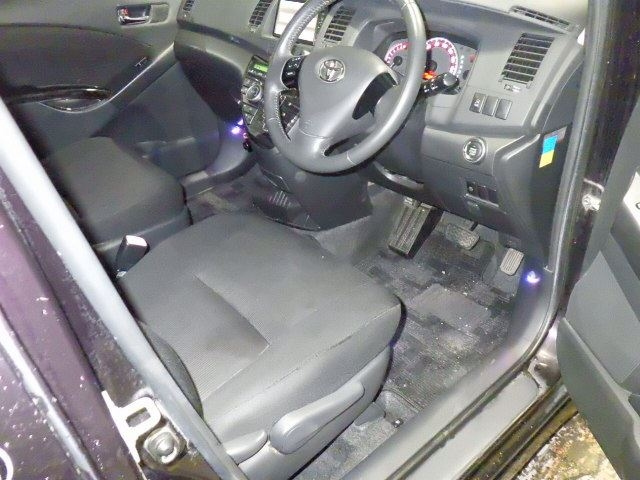 TOYOTA ISIS 2011