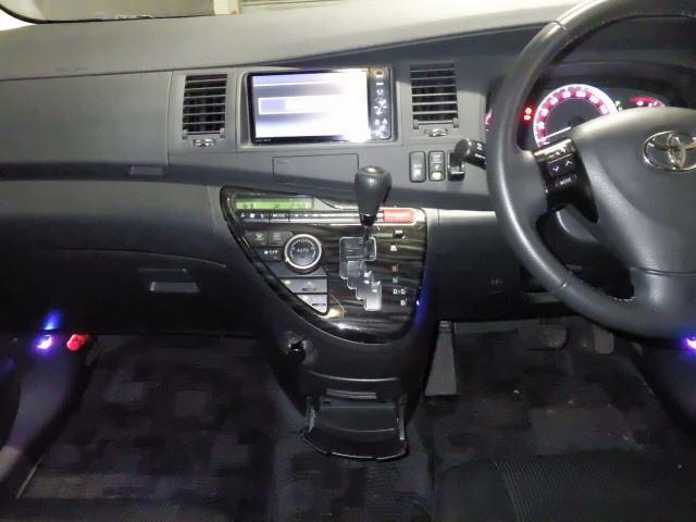 TOYOTA ISIS 2011