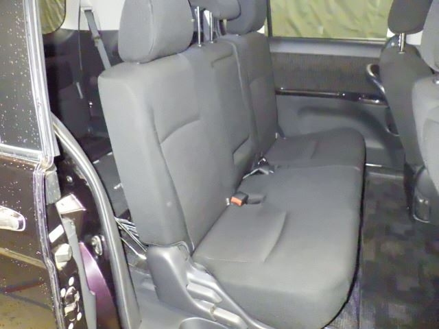 TOYOTA ISIS 2011