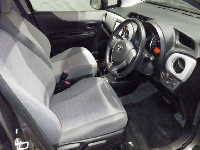 TOYOTA VITZ 2011