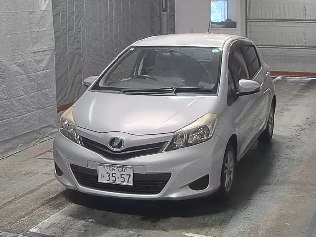 TOYOTA VITZ 2011