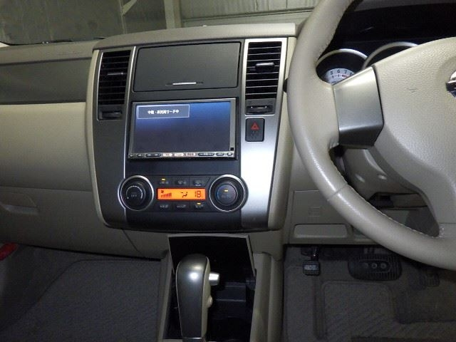 NISSAN TIIDA 2010