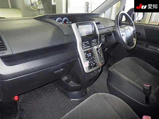 TOYOTA VOXY 2010