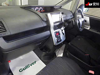 TOYOTA VOXY 2011