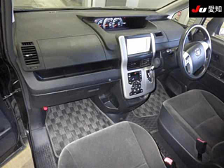 TOYOTA VOXY 2010