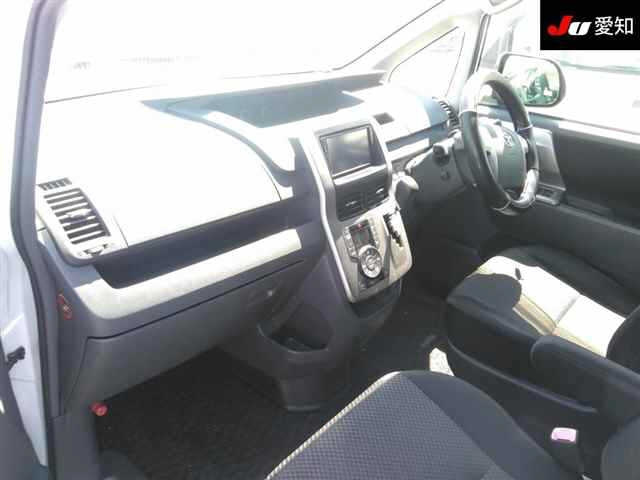 TOYOTA NOAH 2009