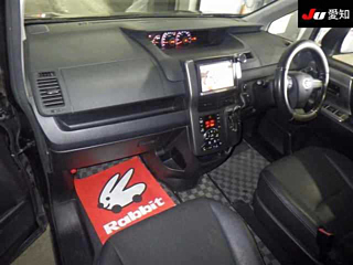 TOYOTA VOXY 2013