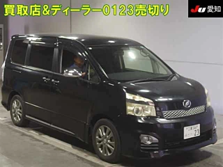 TOYOTA VOXY 2013