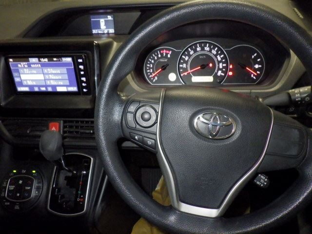 TOYOTA VOXY 2018