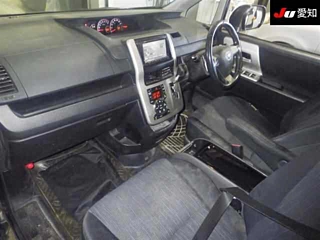 TOYOTA VOXY 2011