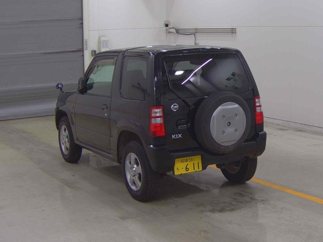 NISSAN KIX 2010