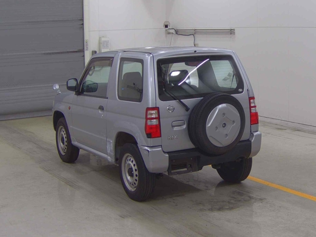 NISSAN KIX 2010