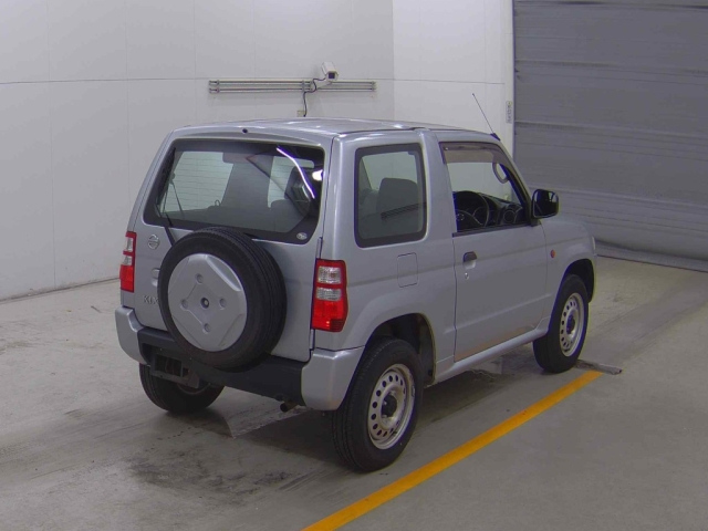 NISSAN KIX 2010