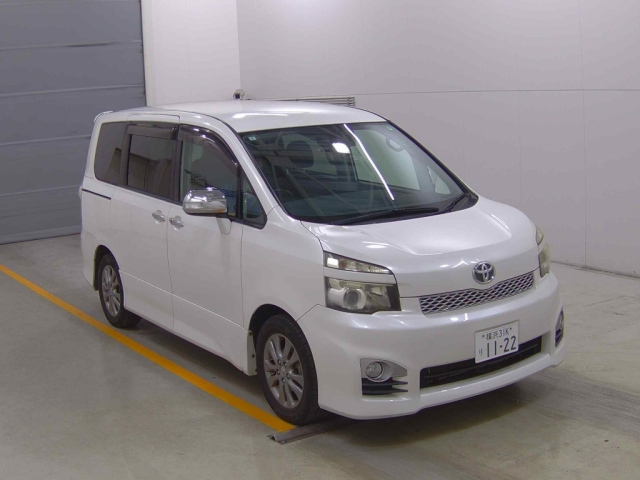 TOYOTA VOXY 2011