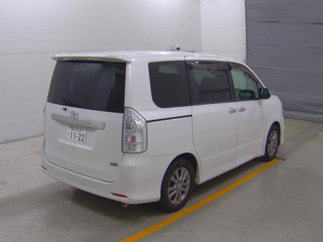 TOYOTA VOXY 2011