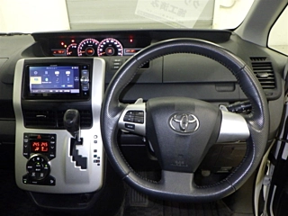 TOYOTA VOXY 2011