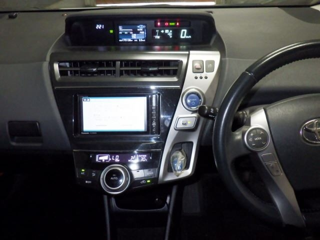 TOYOTA PRIUS ALPHA 2014