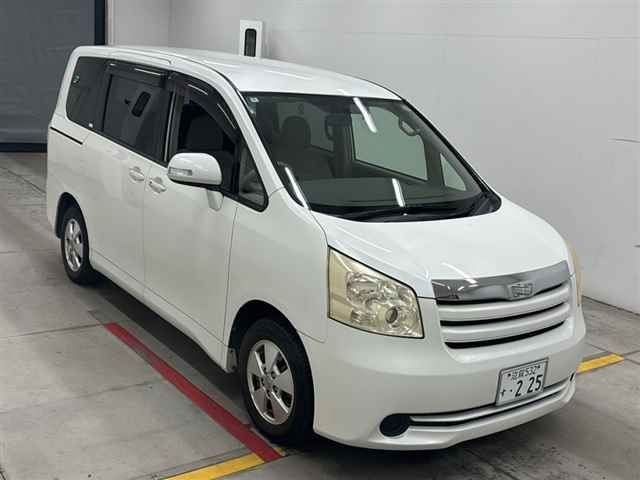 TOYOTA NOAH 2008