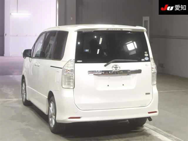 TOYOTA NOAH 2010