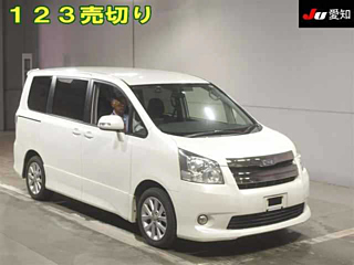 TOYOTA NOAH 2010