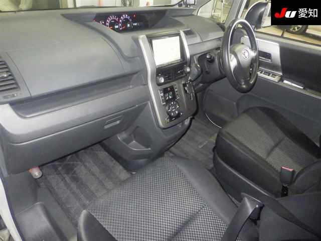 TOYOTA NOAH 2010