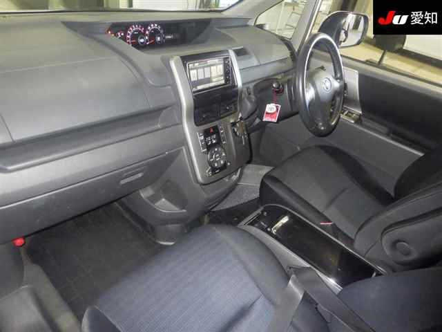 TOYOTA VOXY 2009