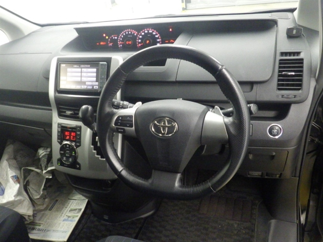 TOYOTA VOXY 2011