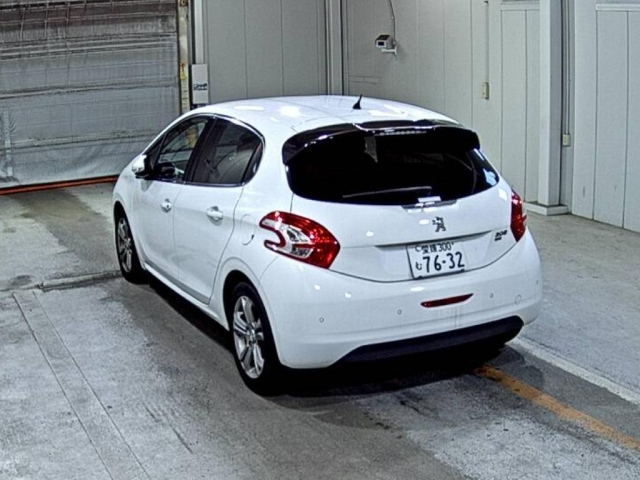 PEUGEOT 208 2015
