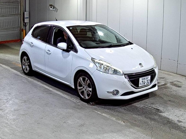 PEUGEOT 208 2015