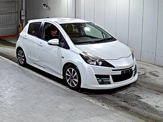 TOYOTA VITZ 2016