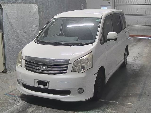 TOYOTA NOAH 2013