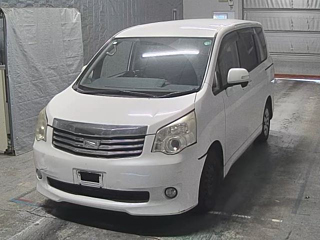 TOYOTA NOAH 2013