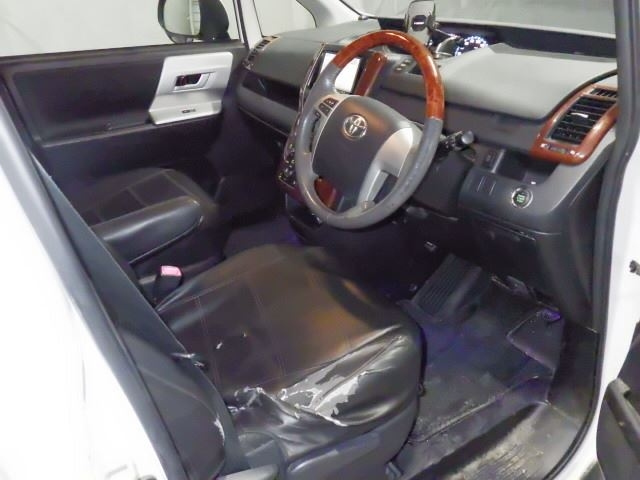 TOYOTA NOAH 2013