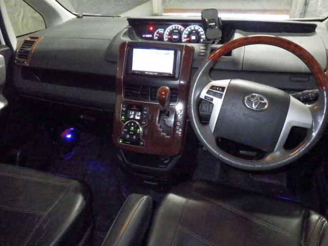 TOYOTA NOAH 2013