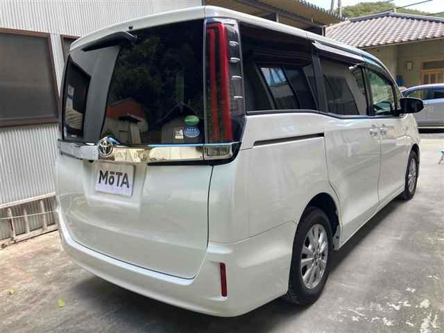 TOYOTA NOAH 2018