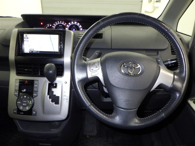 TOYOTA VOXY 2009