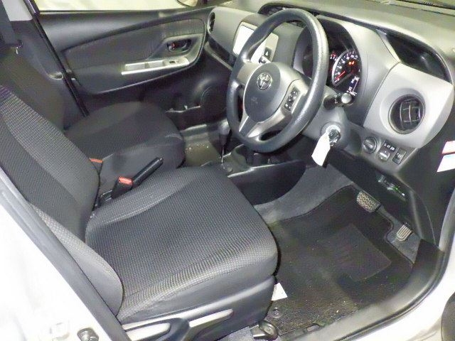 TOYOTA VITZ 2015