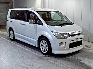 MITSUBISHI DELICA D5 2011