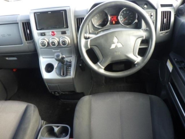 MITSUBISHI DELICA D5 2011