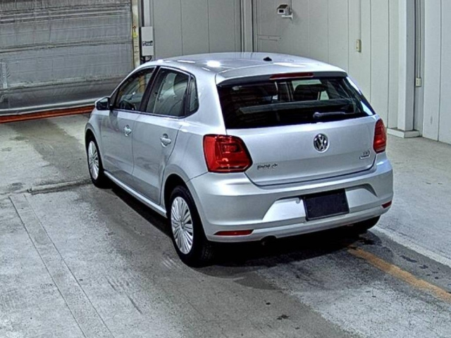 VOLKSWAGEN POLO 2015